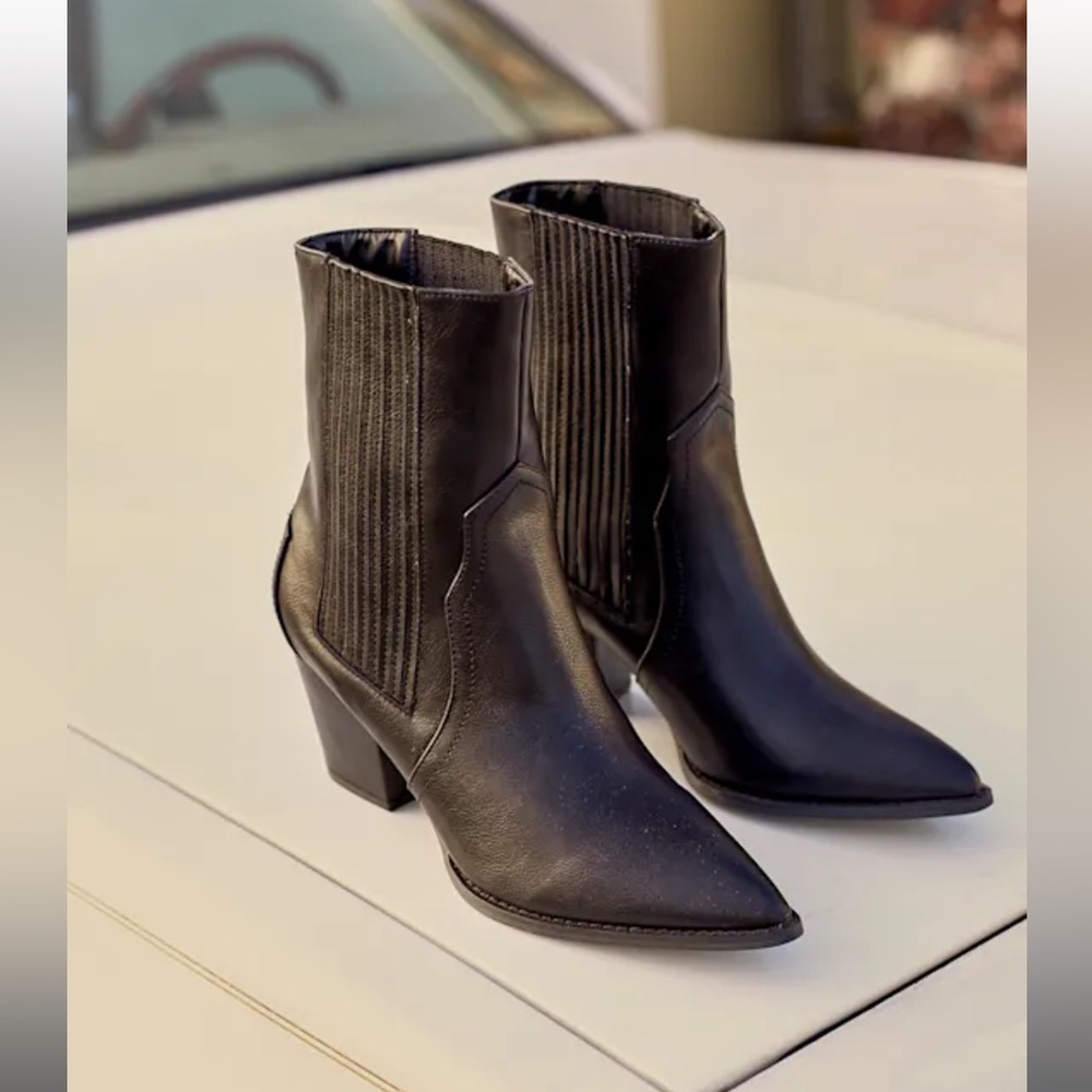 Vaylyn Western Black Pointed-Toe Boots